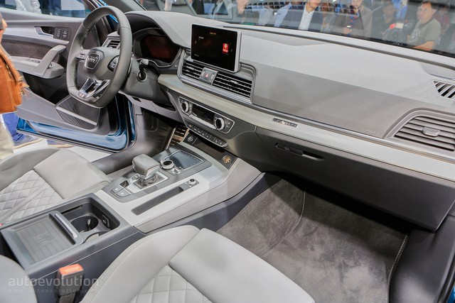 
Ngoài ra, còn có màn hình 7.0 inch tiêu chuẩn hoặc 8,3 inch tùy chọn đứng độc lập trên cụm điều khiển trung tâm. Người lái có thể chỉnh các tính năng trên màn hình thông qua núm xoay hoặc touchpad. Những tính năng ấn tượng khác của Audi Q5 thế hệ mới bao gồm hệ thống Wi-Fi, dàn âm thanh Bang&Olufsen cao cấp, máy tính bảng Audi như hệ thống giải trí hàng ghế sau, ứng dụng Apple CarPlay và Android Auto.
