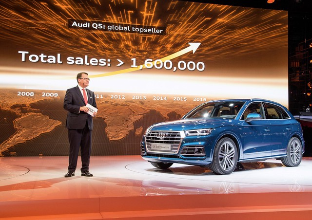 
Sau chiến dịch gợi tò mò trong suốt vài tháng qua, cuối cùng thì hãng Audi cũng vén màn mẫu SUV hạng sang Q5 thế hệ thứ hai trong triển lãm Paris 2016 hiện đang diễn ra tại kinh đô ánh sáng.
