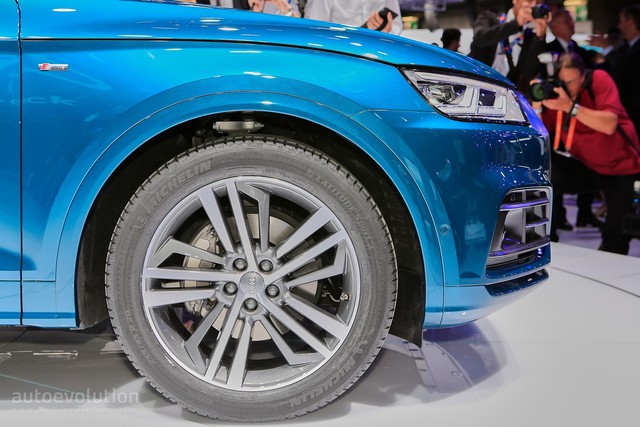 
Không có nhiều thứ để nói về thiết kế của Audi Q5 2017. Hãng Audi đã chọn giải pháp an toàn khi áp dụng một số nét thiết kế của Q7 thế hệ thứ hai cho Q5 2017. Bên sườn xe có bộ vành 17 inch tiêu chuẩn hoặc 18 inch tùy chọn.
