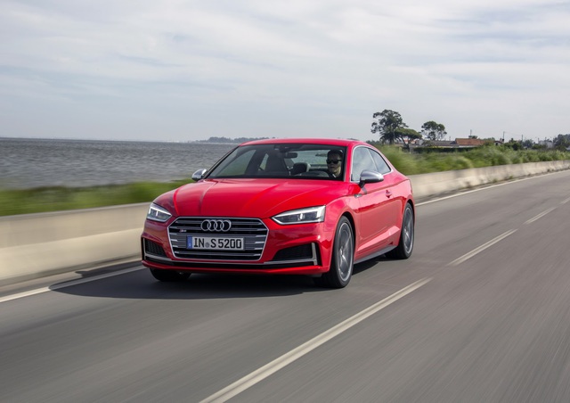 
Trong khi đó, Audi S5 2018 sử dụng động cơ xăng TFSI V6, dung tích 3.0 lít hoàn toàn mới. Động cơ sản sinh công suất tối đa 254 mã lực và mô-men xoắn cực đại 500 Nm. Nhờ đó, Audi S5 2018 có thể tăng tốc từ 0-96 km/h trong 4,4 giây. Động cơ này chỉ kết hợp với một loại hộp số là tự động 8 cấp Tiptronic.
