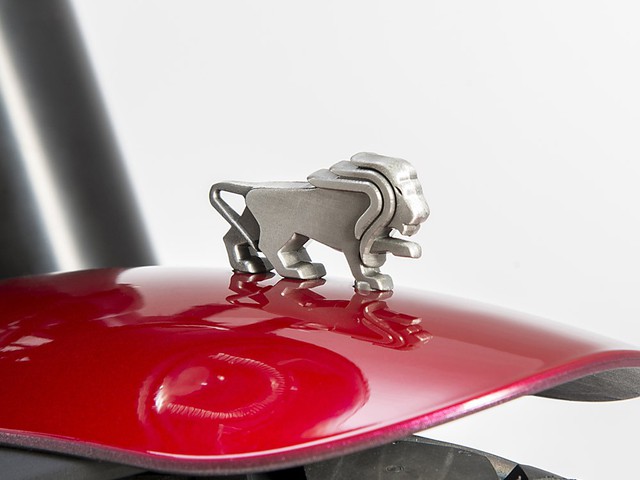 
Được bày bán trên thị trường vào đầu năm 2017, Benelli Leoncino 2017 có 4 tùy chọn màu sơn là đỏ, bạc, xanh lục và đen. Hiện giá bán của cả hai mẫu xe này đều chưa được công bố.
