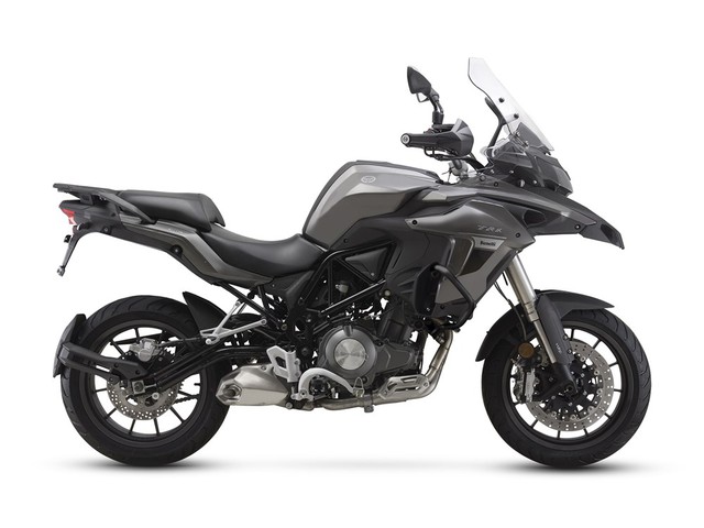 
Trong đó, Benelli TRK 502 2017 mang kiểu dáng adventure để phục vụ những người đam mê xê dịch. 
