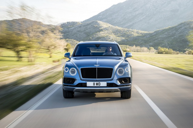 Sức mạnh này giúp Bentley Bentayga Diesel tăng tốc từ 0-100 km/h trong thời gian 4,8 giây, tương đương Audi SQ7. Trong khi đó, vận tốc tối đa của Bentley Bentayga Diesel bị giới hạn ở mức 270 km/h thay vì 250 km/h như Audi SQ7.
