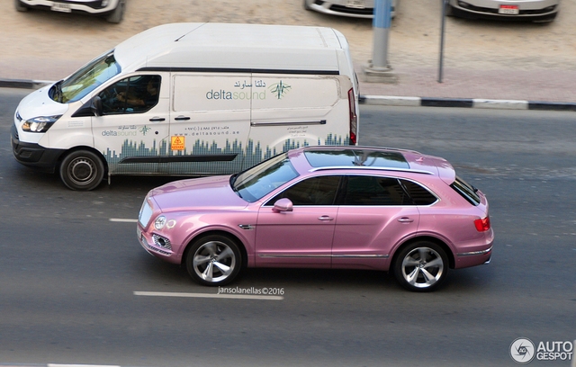 
Từ trước đến nay, người ta thường nghĩ những chiếc xe SUV là biểu tượng của sự nam tính, rắn rỏi và khỏe khoắn. Do đó, ít người muốn nữ tính hóa chiếc SUV của mình bằng màu sơn hồng. Ấy vậy là chiếc SUV siêu sang nhanh và mạnh nhất thế giới tính đến thời điểm hiện tại Bentley Bentayga lại khoác bộ cánh hồng điệu đà này.
