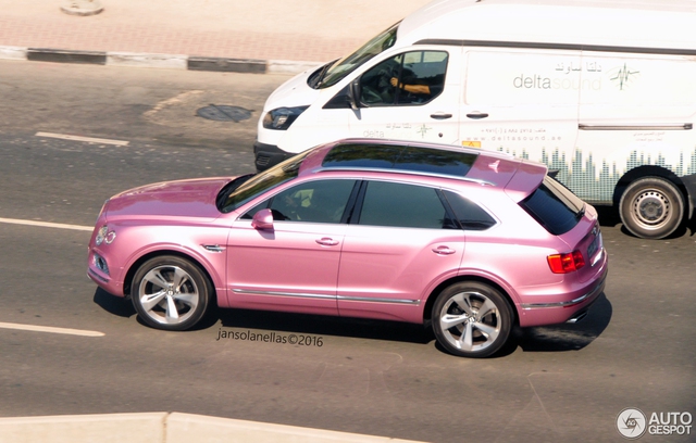 
Muốn bắt gặp những chiếc xế lạ, hãy nghĩ đến chuyện tới thăm Dubai. Quả thực, không chỉ là thiên đường siêu xe, Dubai còn là nơi trú ngụ của những chiếc xế độ độc và lạ nhất thế giới. Một trong số đó có chiếc SUV siêu sang Bentley Bentayga màu hồng đầu tiên trên thế giới.
