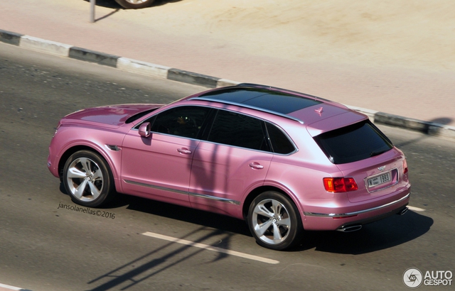 
Có vẻ như chủ nhân của chiếc Bentley Bentayga này là một người phụ nữ và đặc biệt yêu thích màu hồng. Qua hình ảnh, có thể thấy chiếc Bentley Bentayga được sơn màu hồng từ đầu đến đuôi. Bên cạnh đó, một số chi tiết mạ crôm và bộ la-zăng vẫn được giữ nguyên.
