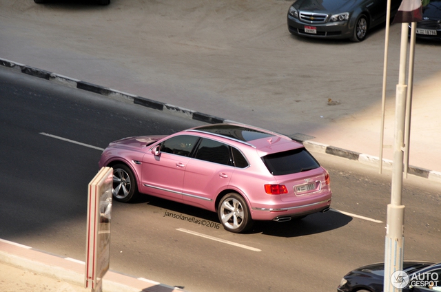 
Hiện chưa có hình ảnh bên trong chiếc Bentley Bentayga màu hồng. Rất có thể nội thất của chiếc SUV siêu sang cũng được chuyển sang màu hồng cho tông xuyệt tông.
