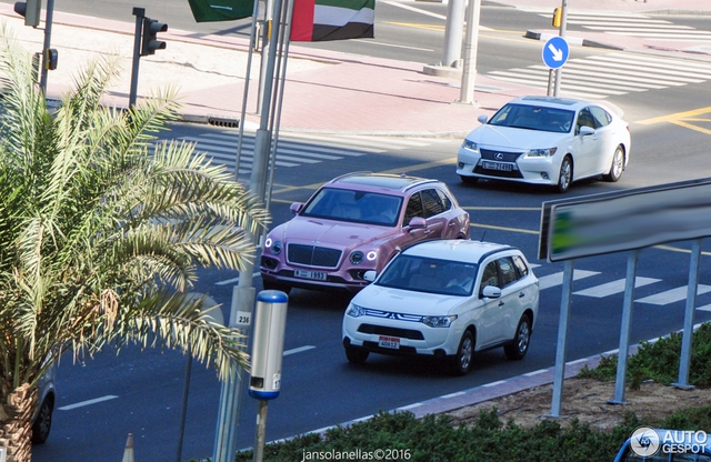 
Chiếc Bentley Bentayga màu hồng này đã bị bắt gặp khi đang chạy trên một con đường của Dubai. Dù trên đường phố Dubai không bao giờ thiếu siêu xe hay xe sang nhưng chiếc Bentley Bentayga vẫn lập tức thu hút sự chú ý.
