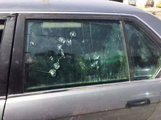 
Những vết đạn trên kính cửa sổ của chiếc BMW bọc thép.
