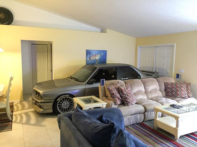 Chevrolet Corvette chết đuối, BMW M3 nằm trong phòng khách vì bão Matthew - Ảnh 3.