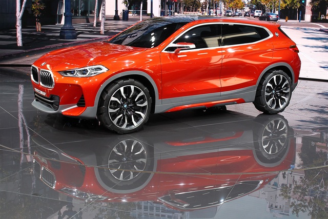 Bên trên vòm bánh là gương ngoại thất thanh mảnh. Ngoài ra, BMW X2 còn không được trang bị tay nắm cửa thông thường nhằm tạo ra sườn xe khí động học hơn. Trên trụ C còn có logo của hãng BMW như một điểm đặc biệt.