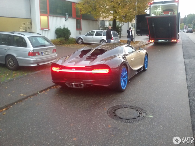 
Bugatti Chiron màu vàng đen trên đường phố Đức.
