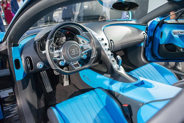 Cụ thể, Bugatti Chiron sở hữu công suất tối đa lên đến 1.500 mã lực và mô-men xoắn cực đại 1.600 Nm. Con số tương ứng của đàn anh Bugatti Veyron tiêu chuẩn là 1.001 mã lực.