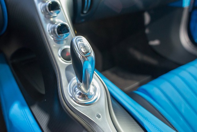 Nhờ đó, Bugatti Chiron có thể tăng tốc từ 0-100 km/h trong thời gian dưới 2,5 giây, 0-200 km/h trong 6,5 giây và 0-300 km/h trong 13,6 giây. Với chế độ lái Handling Mode, Bugatti Chiron chỉ có thể đạt vận tốc tối đa 380 km/h. Trong khi đó, ở chế độ Top Speed, người kế nhiệm Bugatti Veyron có thể đạt vận tốc tối đa 420 km/h.