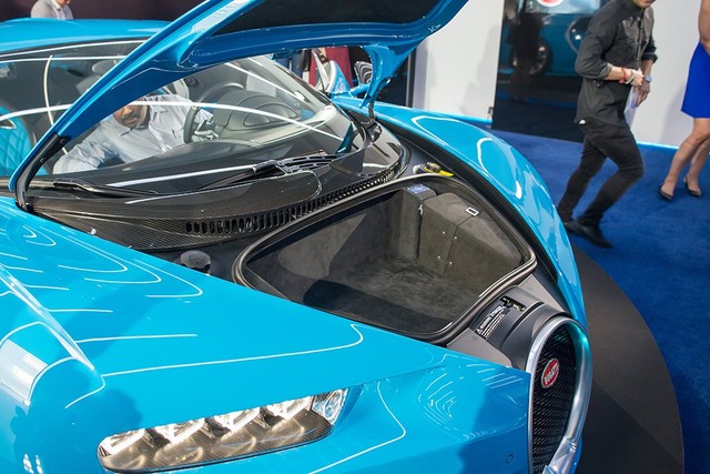 
Động cơ của Bugatti Chiron không nằm trên đầu như nhiều mẫu xe thông thường. Bên dưới nắp capô của Bugatti Chiron là khoang hành lý khá nhỏ. Điều này không có gì lạ vì Bugatti Chiron không sinh ra để làm xe chở đồ hay dành cho gia đình.
