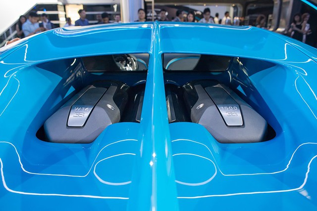 Trái tim của chiếc Bugatti Chiron này vẫn là khối động cơ dung tích 8.0 lít tương tự đàn anh Veyron. Tuy nhiên, 4 bộ tăng áp của Bugatti Chiron đã được nâng cấp để tạo ra sức mạnh lớn hơn cho động cơ.