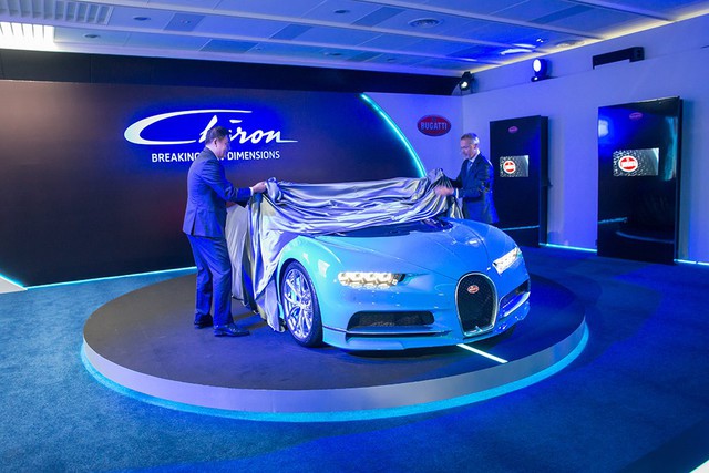 
Ngoài ra, Bugatti Chiron còn được đưa đến trường đua, nơi diễn ra chặng đua Singapore F1 Grand Prix để trưng bày. Sau đó, siêu xe kế nhiệm Veyron sẽ nằm tại showroom Bugatti chính hãng tại Singapore trong một thời gian ngắn.
