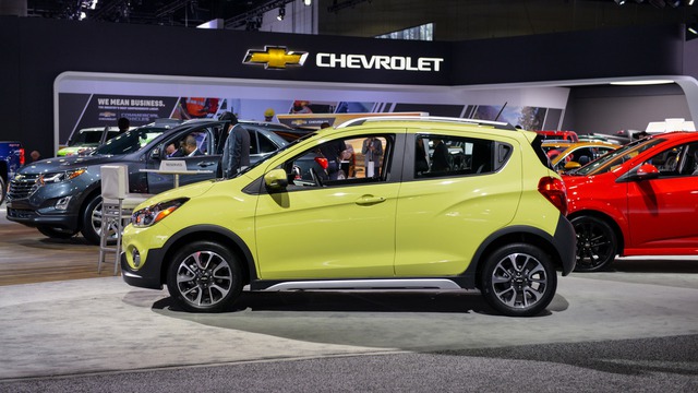 
So với phiên bản thông thường, Chevrolet Spark Activ 2017 sở hữu một số điểm nhấn khác biệt về thiết kế. Có thể thấy rõ điều đó qua phần đầu và đuôi xe riêng biệt, bộ vành 15 inch cùng hệ thống treo nâng cấp giúp tăng chiều cao gầm thêm 10 mm.
