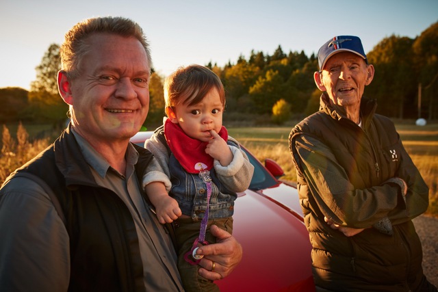 
Cụ ông chụp ảnh cùng con trai, cháu nội và chiếc Ford Mustang V8 mới mua.
