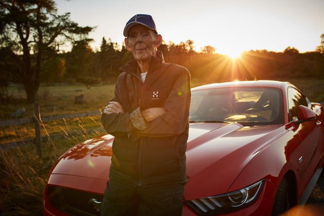 
Cụ ông 97 tuổi bên chiếc Ford Mustang V8 đời mới của mình.
