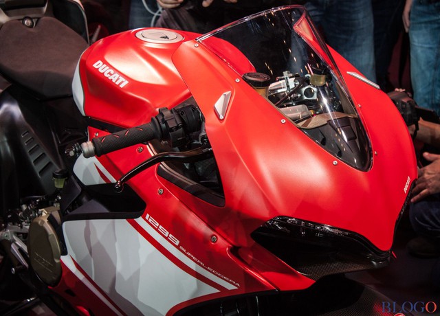 
Thêm vào đó là bình xăng bằng nhôm nhẹ. Tất cả đều là những chi tiết dành riêng cho Ducati 1299 Superleggera 2017.

