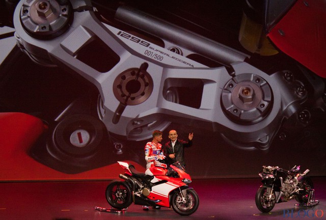 
Hôm qua, những hình ảnh rò rỉ đầu tiên của siêu mô tô Ducati 1299 Superleggera 2017 đã bất ngờ xuất hiện trên mạng. Đến hôm nay, khi triển lãm EICMA 2016 chính thức khai mạc, siêu mô tô này cũng chính thức trình làng.
