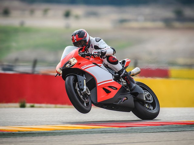 
Theo hãng Ducati, chỉ có đúng 500 chiếc 1299 Superleggera 2017 được sản xuất và bán ra thị trường với giá lên đến 80.000 USD, tương đương hơn 1,6 tỷ Đồng. Hiện hãng Ducati đã bán hết 500 chiếc 1299 Superleggera 2017 nên chỉ trưng bày xe trong triển lãm EICMA 2016 cho vui.
