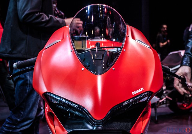 Chưa hết, Ducati 1299 Superleggera 2017 còn được trang bị hệ thống treo Ohlins và phanh Brembo hàng hiệu. Cụ thể là phuộc hành trình ngược tùy chỉnh 43 mm mang nhãn hiệu Ohlins FL936 và nhẹ hơn 1,35 kg so với loại trên Ducati Panigale R. Đằng sau là giảm xóc Ohlins TTX36 với lò xo bằng titan và giúp giảm 0,5 kg trọng lượng.
