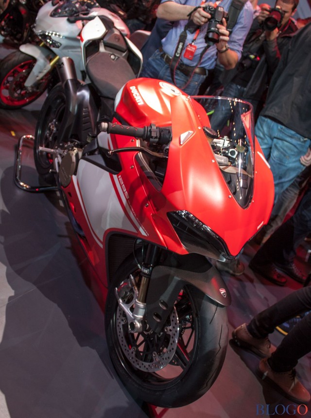 
Theo hãng Ducati, bộ khung bằng sợi carbon với một số chi tiết bằng hợp kim nhôm của 1299 Superleggera 2017 nhẹ hơn 1,7 kg so với loại thông thường. Trong khi đó, gắp đơn bằng sợi carbon giúp giảm 0,9 kg trọng lượng. Tiếp đến là bộ vành bằng sợi carbon giúp giảm thêm 1,4 kg trọng lượng. Bộ vành do BST chế tạo đi kèm với lốp Pirelli Diablo Supercorsa SP với lực cản lăn thấp.
