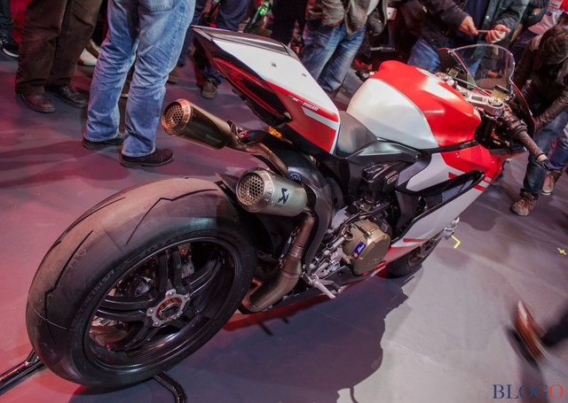 
Trái tim của Ducati 1299 Superleggera 2017 là khối động cơ L-twin Superquadro, dung tích 1.285 cc, tạo ra công suất tối đa 215 mã lực. Động cơ kết hợp với 2 ống xả Akrapovic bằng titan như xe đua.
