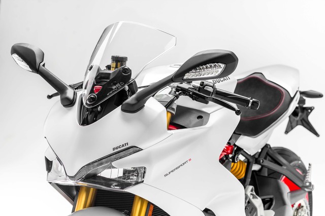 
Theo hãng Ducati, bộ khung của SuperSport 2017 tuy nhẹ nhưng vẫn rất rắn chắc. Với bộ khung nhẹ, Ducati SuperSport 2017 có trọng lượng ướt chỉ 210 kg. Thêm vào đó là chiều dài cơ sở 1.478 mm, giúp người lái Ducati SuperSport 2017 dễ dàng xử lý trong cả đường nội thành lẫn cao tốc.
