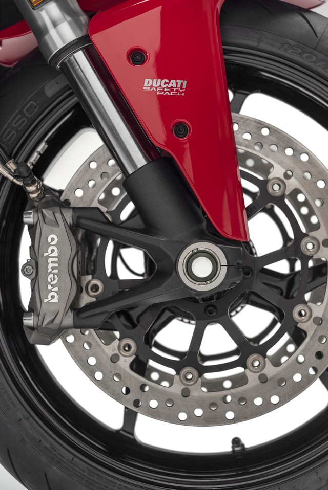 
Dù ở phiên bản nào, Ducati SuperSport 2017 cũng đi kèm Brembo. Phanh đồng hành với vành 17 inch và lốp Pirelli Diablo Rosso III có kích thước 120/70 ZR17 trước và 180/55 ZR17 sau. Thêm vào đó là hệ thống chống bó cứng phanh ABS và kiểm soát lực bám 8 chế độ tiêu chuẩn. Riêng Ducati SuperSport S 2017 có thêm tính năng sang số nhanh tiêu chuẩn.
