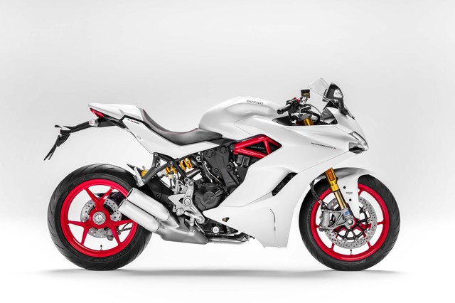 
Trong sự kiện World Ducati Week diễn ra tại Misano, Ý, vào hồi tháng 7 năm nay, một mẫu mô tô thể thao hoàn toàn mới có tên mã Project 1312 đã bất ngờ được hé lộ. Mẫu mô tô thể thao hoàn toàn mới của Ducati được đồn có tên gọi là 939 SuperSport.
