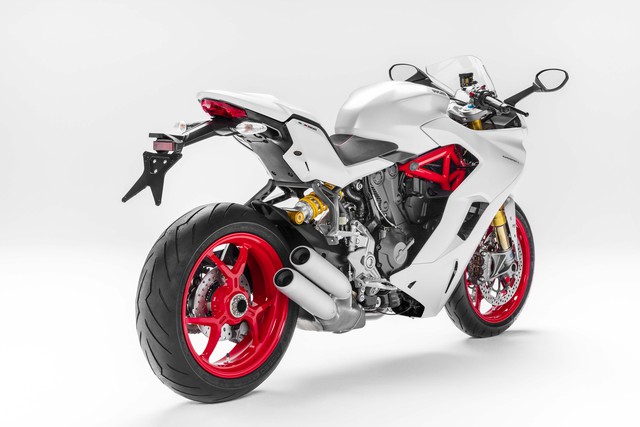 Tại thị trường Mỹ, Ducati SuperSport có 2 phiên bản là tiêu chuẩn và S thể thao hơn. Giá bán tương ứng của 2 phiên bản này là 12.995 USD và 14.795 USD.