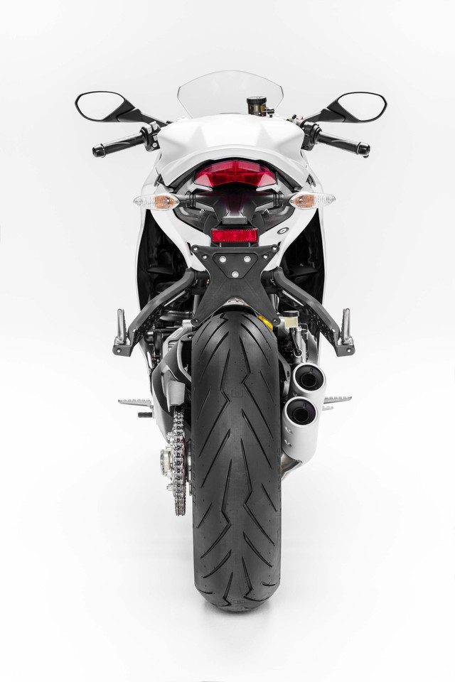 
Trái tim của Ducati SuperSport 2017 là khối động cơ Testastretta nghiêng 11 độ, làm mát bằng dung dịch, dung tích 937 cc. Kết hợp với hộp số 6 cấp, động cơ tạo ra công suất tối đa 111 mã lực tại vòng tua máy 9.000 vòng/phút và mô-men xoắn cực đại 71,3 lb-ft tại vòng tua máy 6.500 vòng/phút. Theo hãng Ducati, động cơ có thể đạt 80% mô-men xoắn cực đại chỉ từ vòng tua máy 3.000 vòng/phút.
