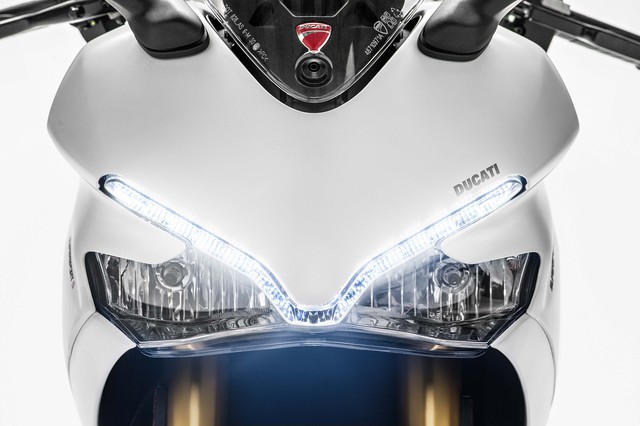 Những trang thiết bị tiêu chuẩn khác của Ducati SuperSport 2017 bao gồm đèn LED định vị ban ngày, màn hình LCD toàn phần, chảng ba hình chữ Y và cổng USB chống thấm nước trong cốp.