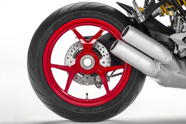 
Ducati SuperSport 2017 có 3 chế độ lái khác nhau là Sport, Touring và Urban. Bên cạnh đó là hệ thống xả 2-1-2 với cặp ống pô nằm ngay sau bàn đặt chân bên phải.
