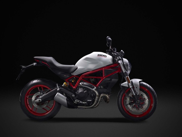 
Ducati Monster 797 2017 được trang bị khối động cơ L-Twin, làm mát bằng gió, dung tích 803 cc tương tự Scrambler. Động cơ này sản sinh công suất tối đa 75 mã lực tại vòng tua máy 8.252 vòng/phút và mô-men xoắn cực đại 50,9 lb-ft tại vòng tua máy 5.750 vòng/phút.
