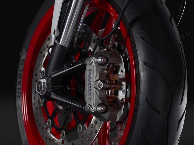 
Tiếp đó là bộ vành hợp kim 10 chấu kết hợp với lốp Pirelli Diablo Rosso II có kích thước 120/70-17 trước và 180/55-17 sau.
