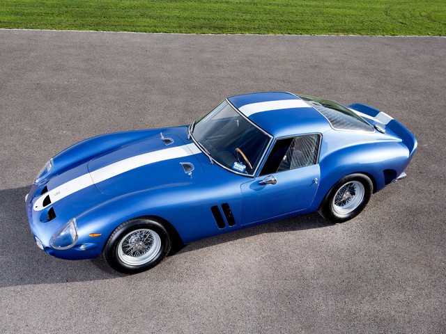 
Chiếc 250 GTO màu xanh dương này được cho là thuộc sở hữu của nhà sư tập siêu xe Ferrari đình đám, Bernard Carl. Đồng thời, đây là chiếc Ferrari 250 GTO thứ hai xuất xưởng và từng được sử dụng như xe thử nghiệm.
