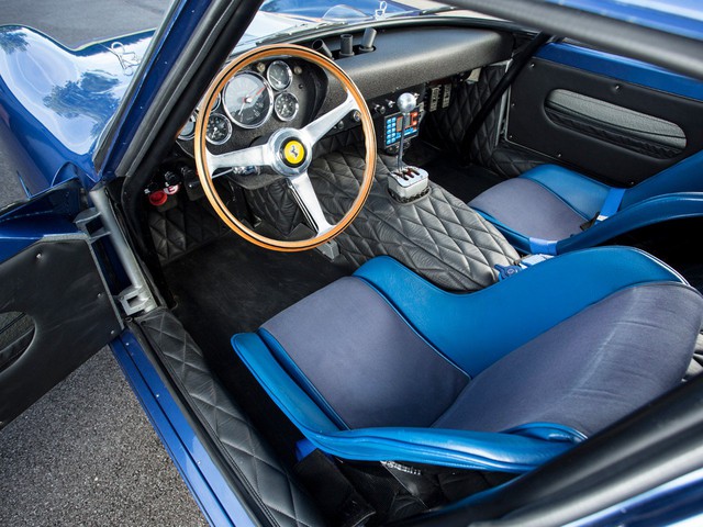 
Bên trong là không gian nội thất màu xanh dương và đen tông xuyệt tông. Một số chi tiết bọc da màu đen của chiếc Ferrari 250 GTO còn được khâu hình quả trám.
