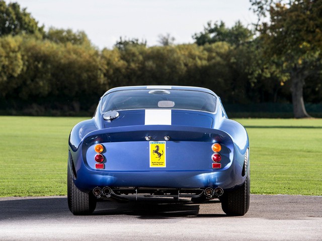 
Câu trả lời nằm ở lịch sử đáng tự hào trên đường đua của dòng Ferrari 250 GTO trong quá khứ. Trước đây, Ferrari 250 GTO từng được coi là mãnh thú trên các đường đua.
