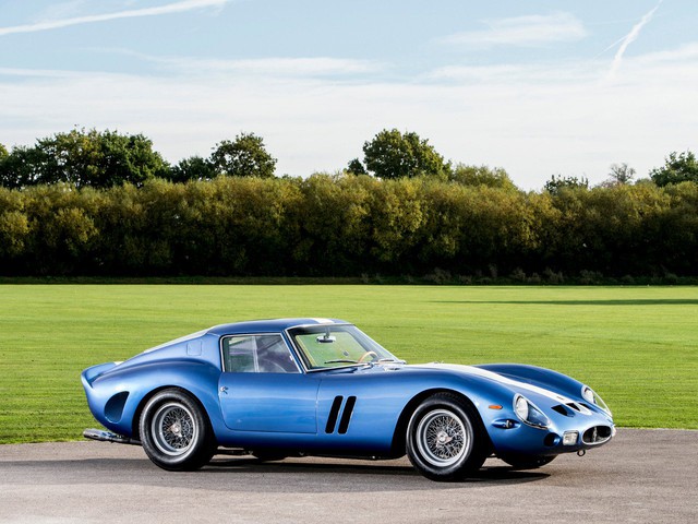 
Chiếc Ferrari 250 GTO này sở hữu màu sơn xanh dương đẹp mắt với sọc trắng nổi bật chạy từ đầu đến đuôi xe, qua cả nóc.
