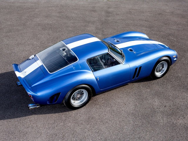 
Trong thập niên 60, Ferrari 250 GTO là dòng siêu xe yêu thích của các quý ông mê tốc độ. Với 250 GTO, khách hàng của hãng Ferrari có thể tranh tài trên đường đua và giành chiến thắng, sau đó lái thẳng về nhà chỉ với một chiếc xe.
