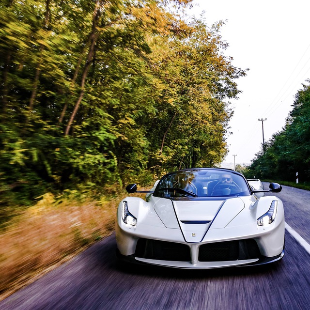 Qua hình ảnh chi tiết, có thể thấy chiếc LaFerrari Aperta của tay lái thử xe Ferrari chuyên nghiệp có những chi tiết nhỏ màu đen làm điểm nhấn. Ví dụ như hai dải màu đen chạy giữa nắp capô, la-zăng và vỏ gương ngoại thất.