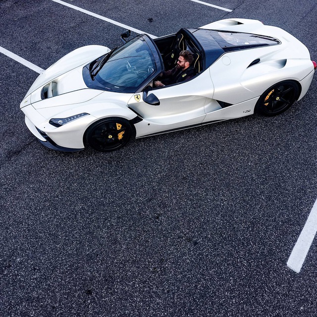 
Đến nay, những hình ảnh chi tiết của chiếc siêu xe Ferrari mui trần triệu đô này đã được đăng lên mạng. Theo đánh giá của nhiều người, Ferrari LaFerrari Aperta màu trắng muốt này đẹp hơn cả chiếc màu đỏ mà hãng dùng trong video quảng cáo và chiếc màu đen được trưng bày tại triển lãm Paris 2016.
