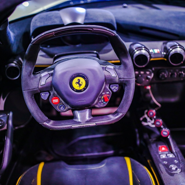 
Hệ dẫn động hybrid mạnh mẽ cho phép Ferrari LaFerrari Aperta tăng tốc từ 0-96 km/h trong thời gian dưới 3 giây, 0-200 km/h trong 7 giây, 0-300 km/h trong 15 giây và đạt vận tốc tối đa 350 km/h.
