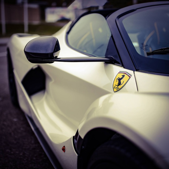 Điểm ấn tượng nhất của Ferrari LaFerrari Aperta nằm ở thông số vận hành. Thông thường, xe mui trần đều có thông số vận hành như thời gian tăng tốc thua kém so với phiên bản đóng mui. Thế nhưng, Ferrari LaFerrari Aperta lại giữ nguyên thông số vận hành của phiên bản coupe dù nặng hơn.