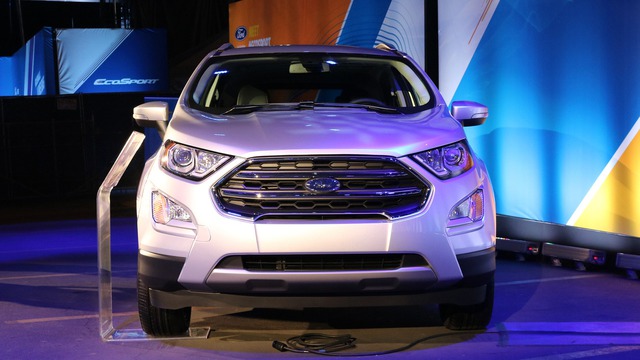 
Được phát triển dựa trên cơ sở gầm bệ chung với Fiesta nên Ford EcoSport 2018 khá nhỏ gọn. Ở phiên bản 2018, Ford EcoSport được trang bị phần đầu xe giống Escape và Kuga. Điều này được thể hiện rõ qua lưới tản nhiệt đơn thay vì đôi, cản va trước/sau, hệ thống đèn và la-zăng.
