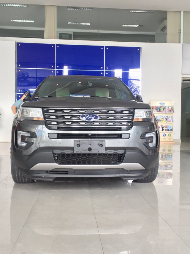 
Đầu xe vuông vắn và hao hao Range Rover của Ford Explorer 2017
